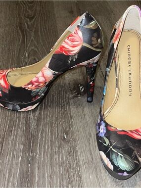 Chinese Laundry Black Floral Pumps size 6 EUC